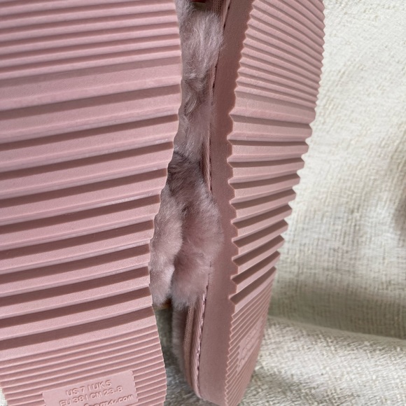 NWT. Dluxe by Dearfoam pink Genuine Shearling Criss Cross Top Slide On Slippers - Picture 4 of 11